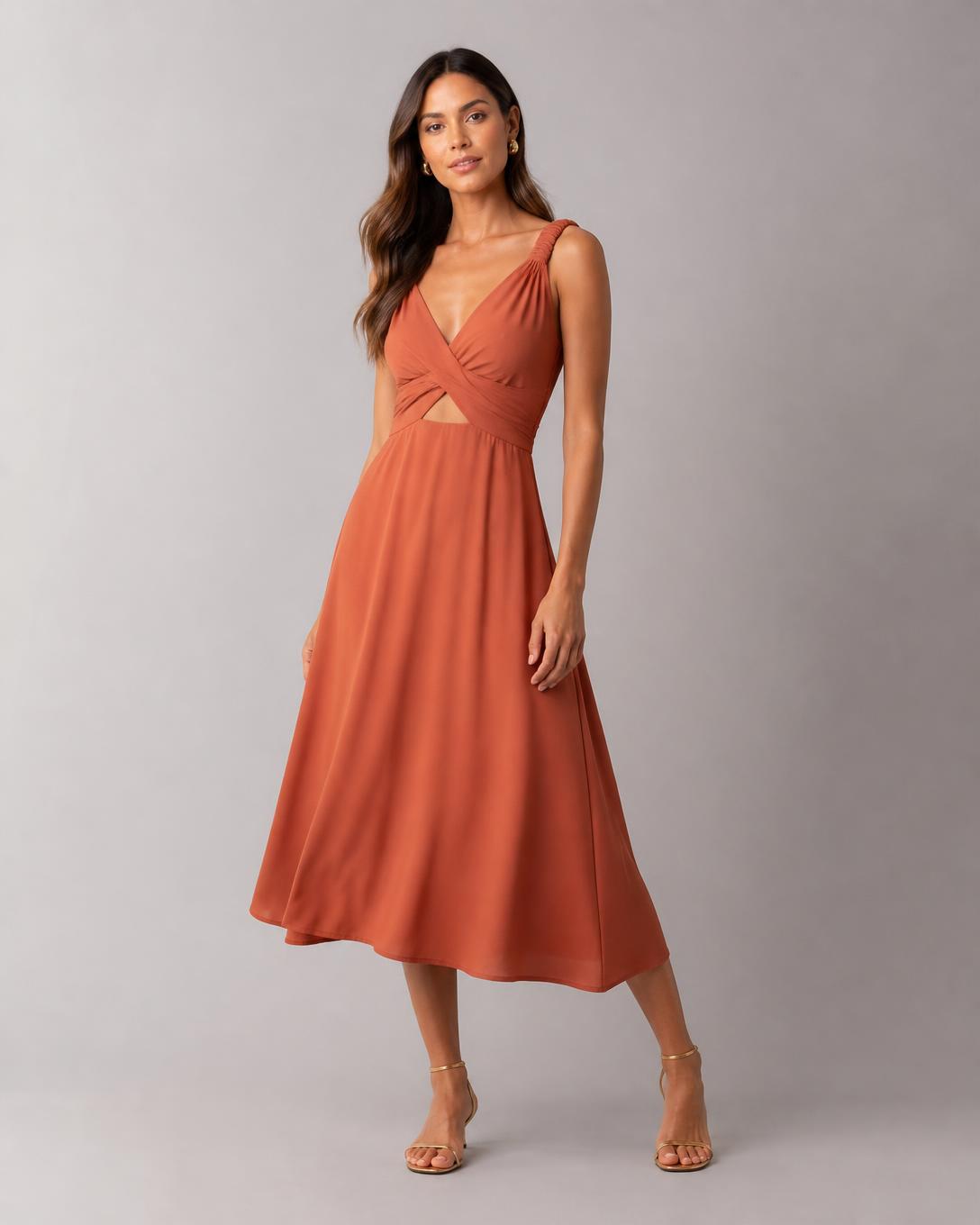 Modelo vestindo o vestido midi em tecido liso terracota, foto original de estúdio